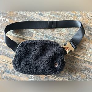 Everywhere belt bag Sherpa! Gold hardware.